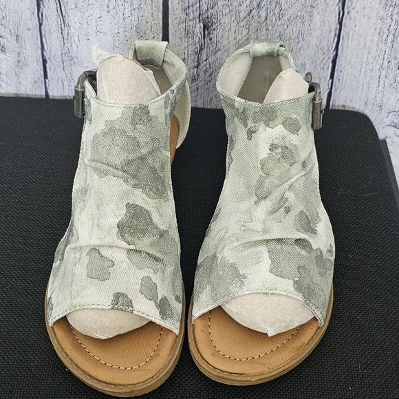 Blowfish size 7 sandals - Picture 3 of 4